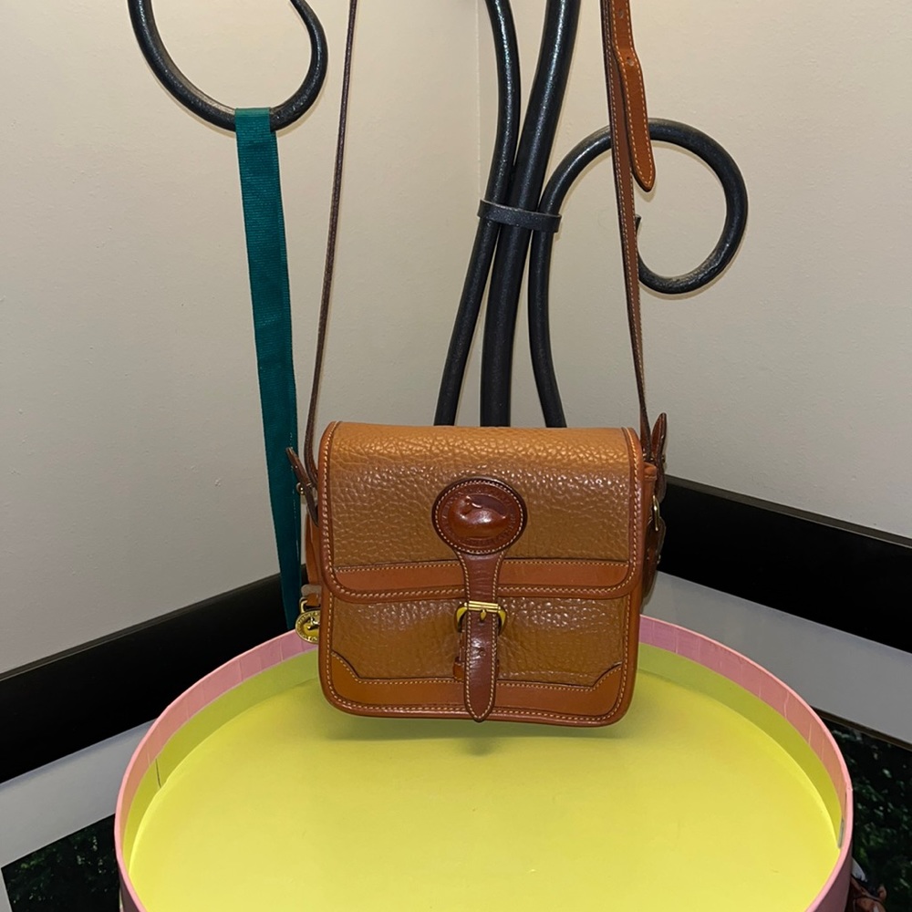 Awesome EUC Dooney & Bourke Crossbody bag Tan All Weather Leather